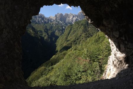 Z tunelu jsou nádherné pohledy na masív Schiary